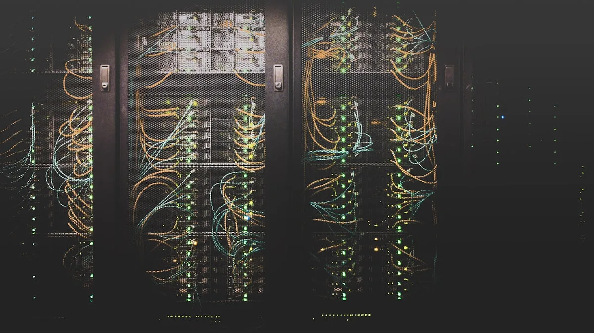 Serverraum mit dicht vernetzten Kabeln und Rack-Systemen, die die Infrastruktur moderner Software-Entwicklung symbolisieren